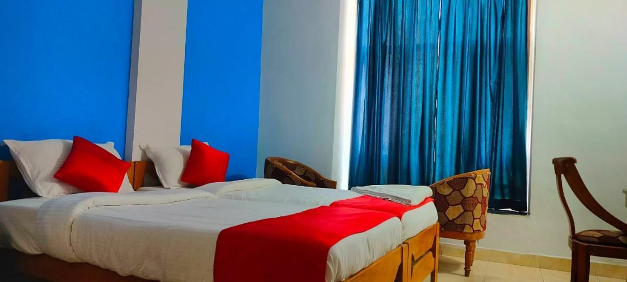Hotel Manhattan Ченнаї Екстер'єр фото